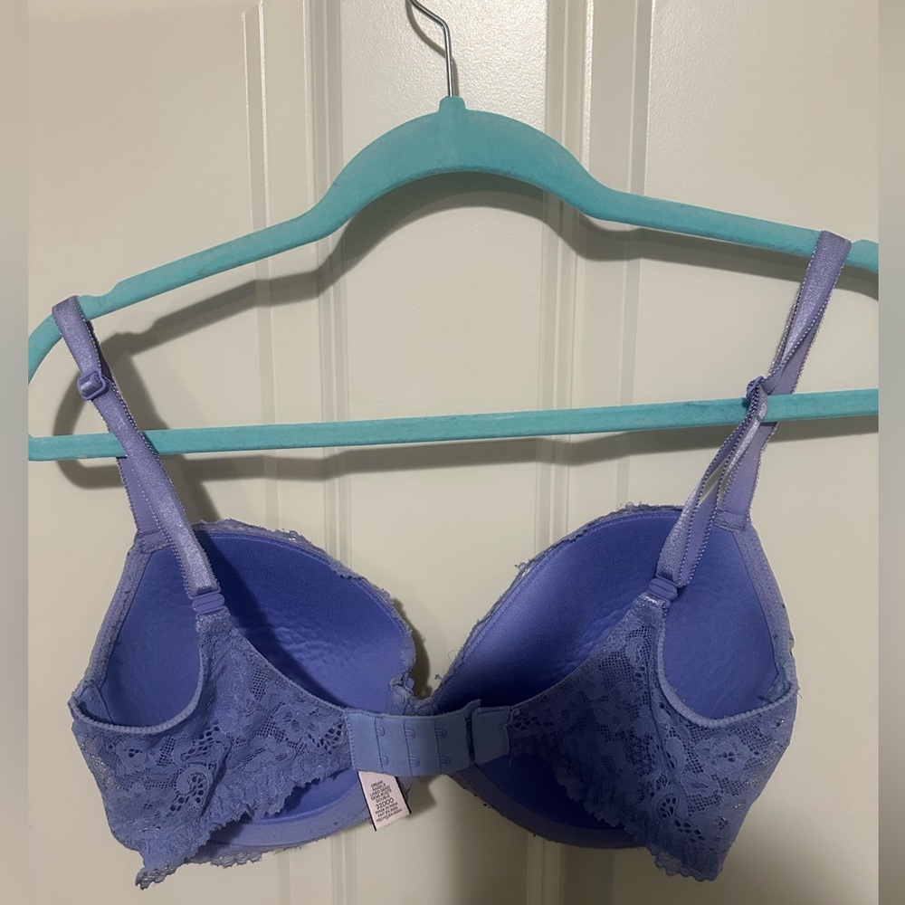 Silky smooth with a touch of lace, a everyday bra with natural lift & underwire - Picture 3 of 3